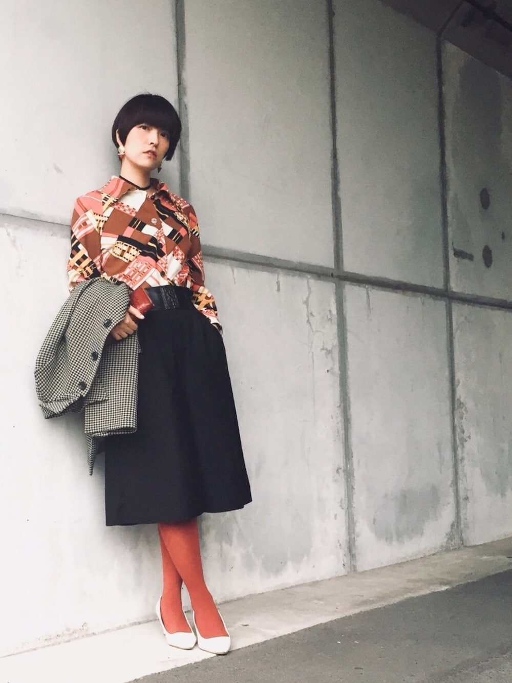 レッド系のシャツ/ブラウス、ブラック系のジャケット/アウター、ブラック系のその他パンツを着用したレディースの春コーディネートの1枚目の写真