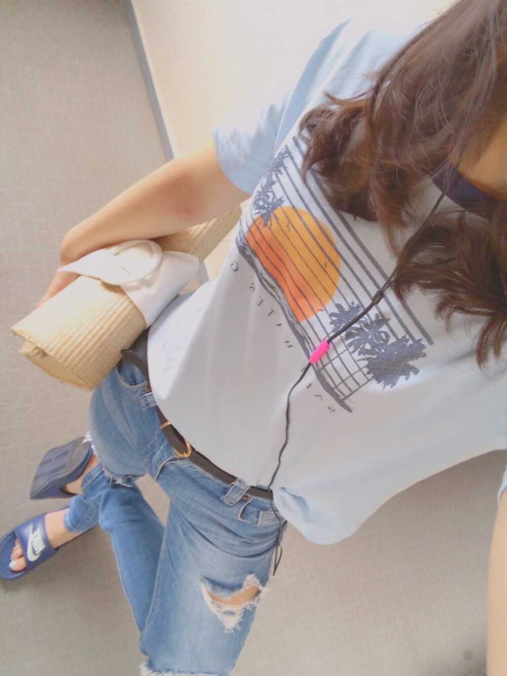 「GUのアイテム（Tシャツ/カットソー、ブルー系）」を使った、Anriさん（レディース・161cm）の夏コーディネートの1枚目の写真