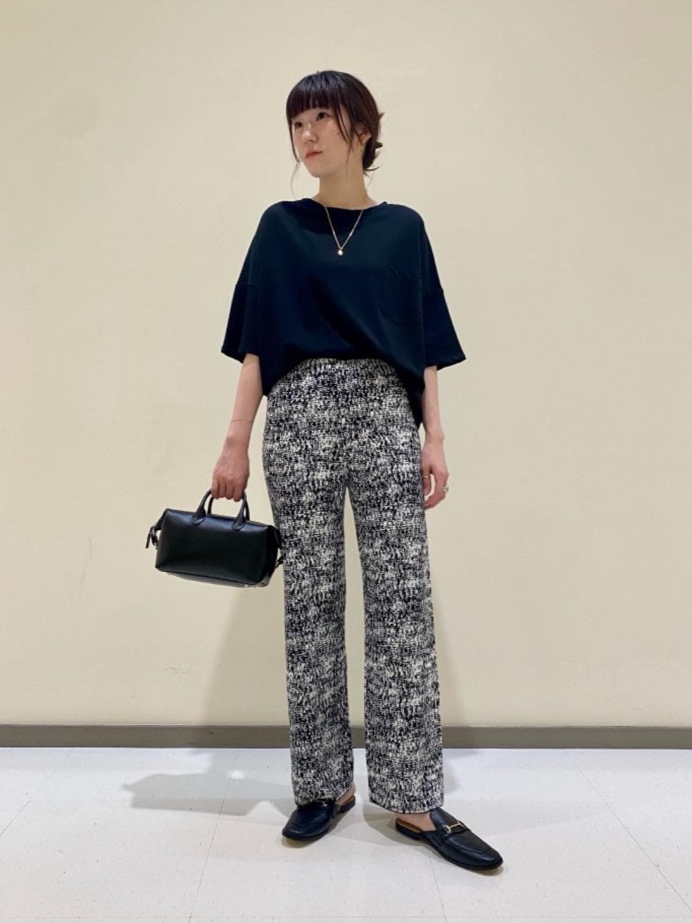 ブラック系のTシャツ/カットソー、ブラック系のその他パンツ、ブラック系のボストンバッグを着用したレディースの夏コーディネートの1枚目の写真