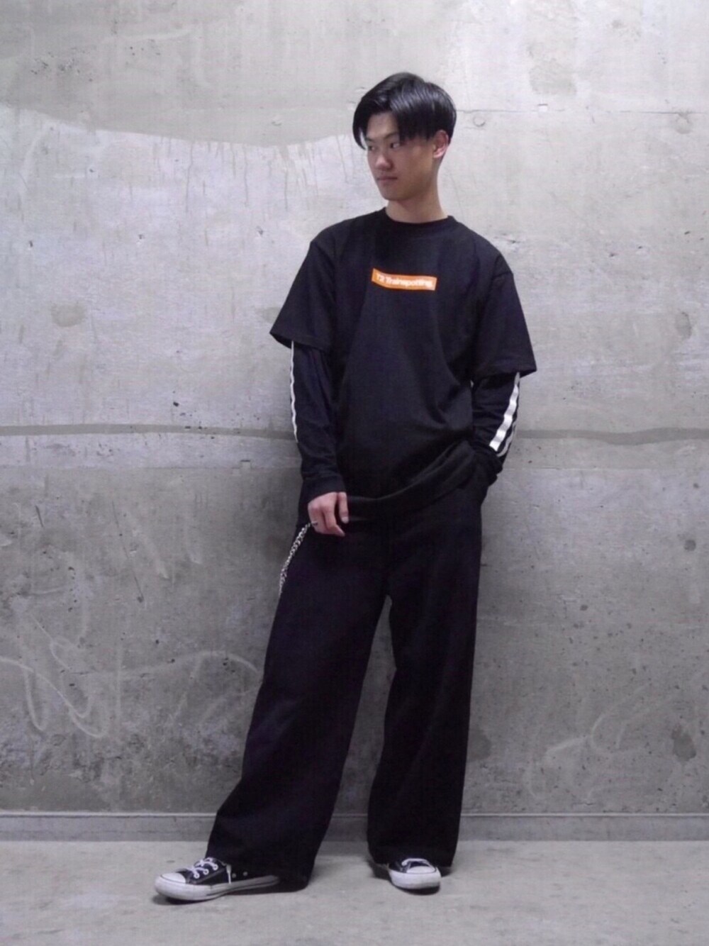 「春コーデ、Tシャツ、ワイドパンツ、ビッグシルエット、リラックススタイル、黒、モノトーン」｜「WHO'S WHO galleryのトレイン・スポッティングBOX（Tシャツ/カットソー、ブラック系）」を使った、Chikuma Isogaiさん（メンズ・178cm）の春コーディネートの1枚目の写真
