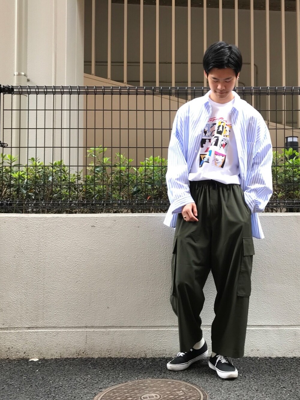 ホワイト系のシャツ/ブラウス、ホワイト系のTシャツ/カットソー、グレー系のカーゴパンツを着用したメンズの春コーディネートの1枚目の写真