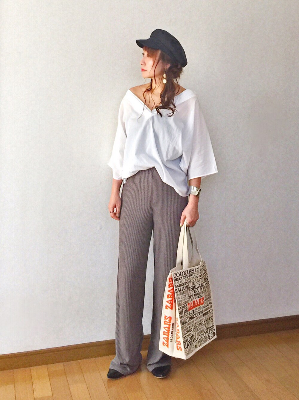 ホワイト系のシャツ/ブラウス、ブラウン系のその他パンツ、その他のバッグを着用したレディースの夏コーディネートの1枚目の写真