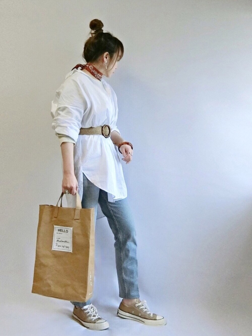 「白シャツ、ロングシャツ、ZARA、トートバッグ、デニム、ベルト、ウエストマーク、オトナカジュアル、大人カジュアル、平成最後のWEARISTAセンバツ」｜「GUのアイテム（イヤリング、シルバー系）」を使った、𝑠𝑢𝑧𝑢さん（レディース・158cm）の春コーディネートの1枚目の写真