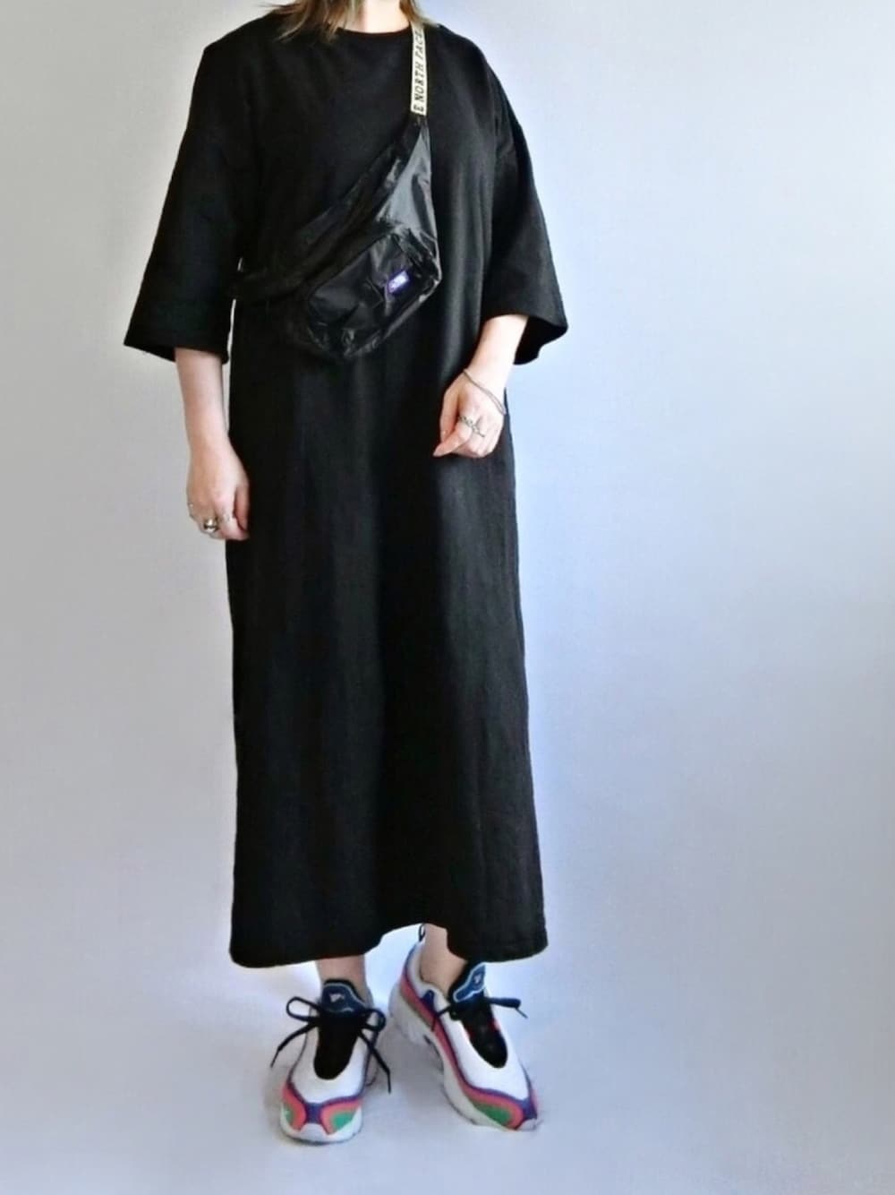 「ラクチンコーデ、Tシャツワンピ、ワンピース、ダッドスニーカー、ウエストポーチ、スニーカー、シンプル、オトナカジュアル、大人カジュアル、リーボックラブ」｜「coca（coca）のポケット付きゆったりロング丈スウェットワンピース（ワンピース、ブラック系）」を使った、𝑠𝑢𝑧𝑢さん（レディース・158cm）の夏コーディネートの1枚目の写真