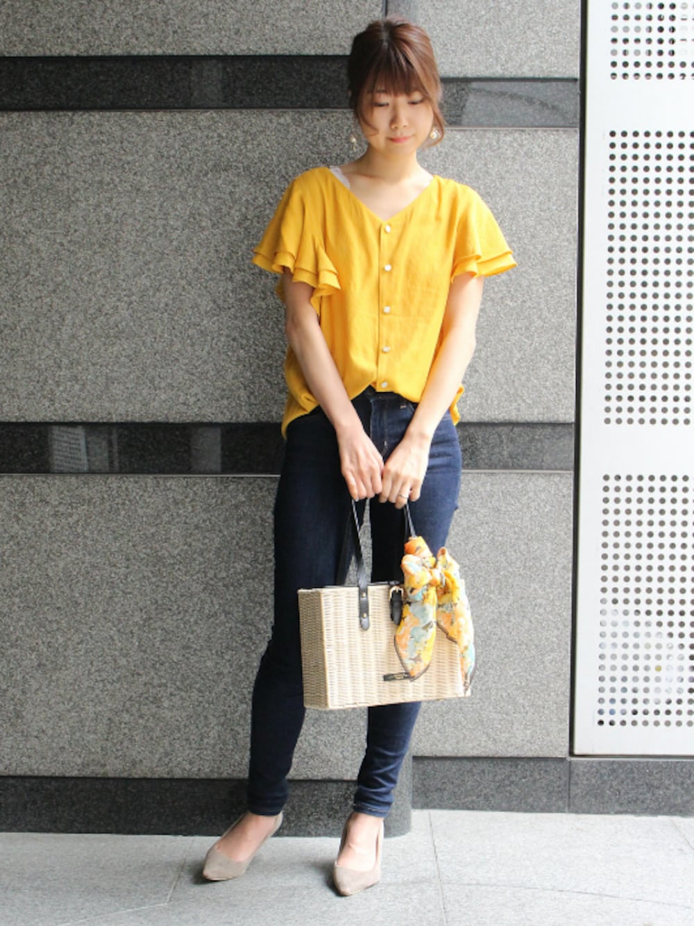 「カジュアル、黄色、フリルシャツ、袖フリル、夏デニム、夏シャツ、トプカピ、グランクレエ」｜「ROPE' PICNICの【2WAY】フレア袖ブラウス（シャツ/ブラウス、ホワイト系）」を使った、ikuさん（レディース・160cm）の春コーディネートの1枚目の写真