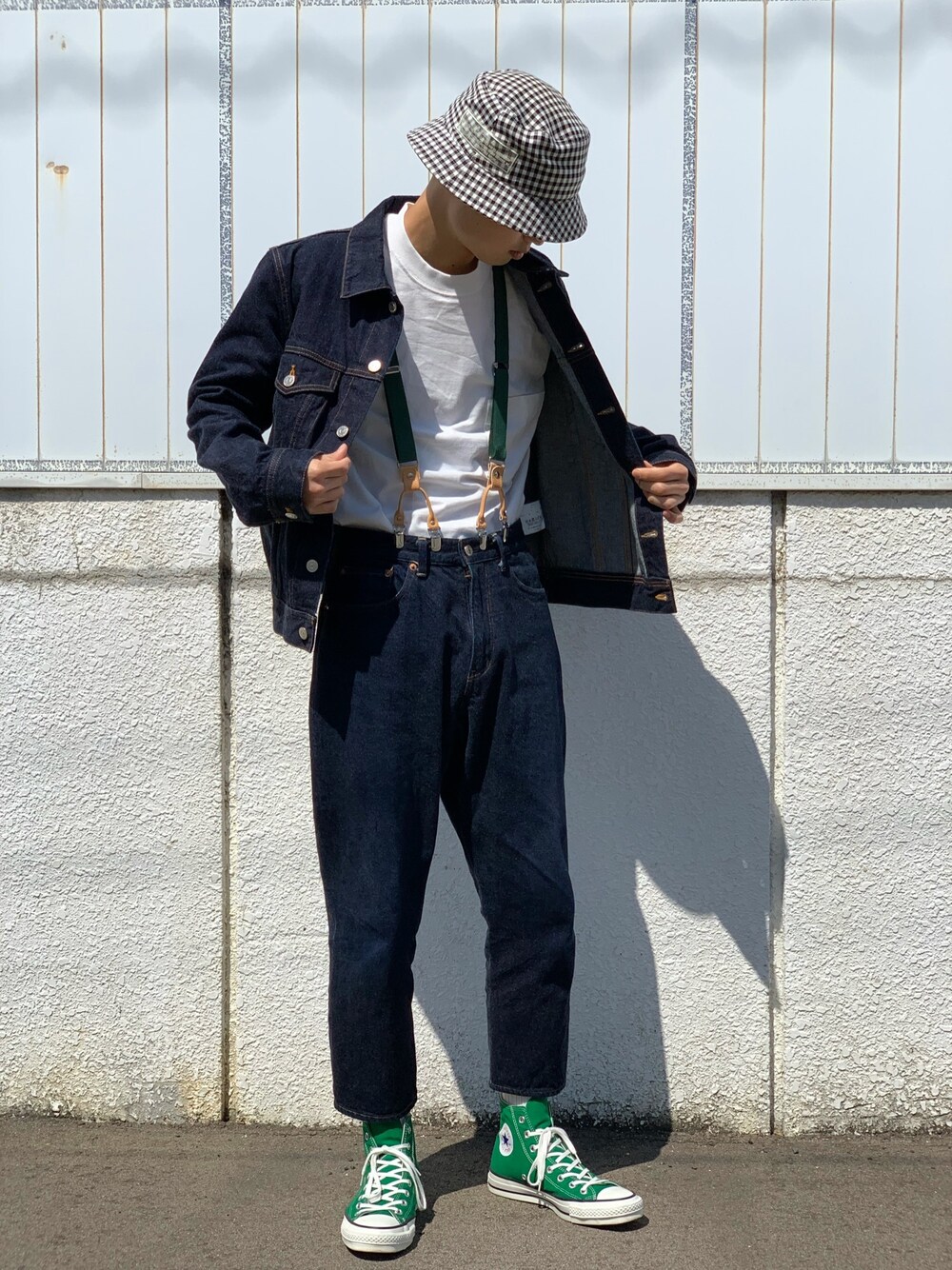「デニムオンデニム、スニーカーコーデ、春コーデ、大人カジュアル、サスペンダー、converse、YAECA、phingerin」｜「Jiedaの＜JieDa＞ GGM BUCKET HAT/バケットハット（ハット、ブラック系）」を使った、ゆうさん（メンズ・170cm）の春コーディネートの1枚目の写真