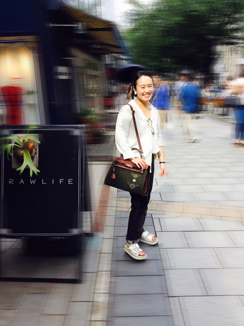 「オトナカジュアル、カジュアル、ootd、デニムパンツ、ラフ、秋コーデ、RAWLIFE、77circa、outfit、federicoprice」｜「VERYNERDのVERYNERD/ヴェリーナード/サングラス-Hackney-（メガネ、ブルー系）」を使った、chieさん（レディース・147cm）の夏コーディネートの1枚目の写真