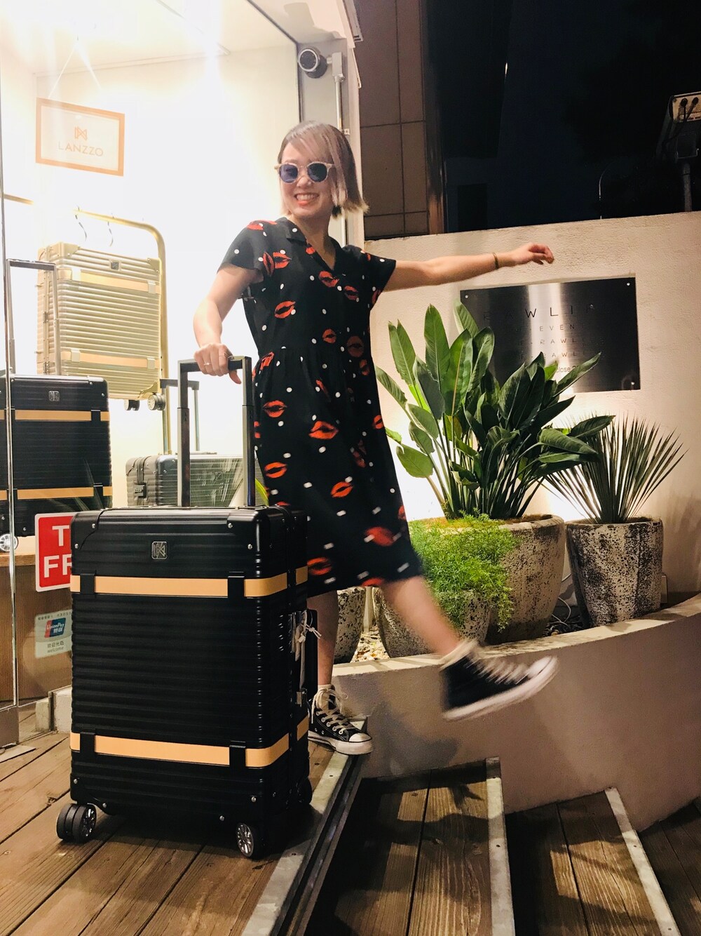 「アロハシャツ、アロハワンピース、alohablossom、ワンピース、カジュアル、ブラック、RAWLIFE、コンバース、低身長、LANZZO」｜「aloha blossomのAloha Blossom/アロハ ブロッサム/"KISS" ONE PIECE（ワンピース、ブラック系）」を使った、chieさん（レディース・147cm）の夏コーディネートの1枚目の写真