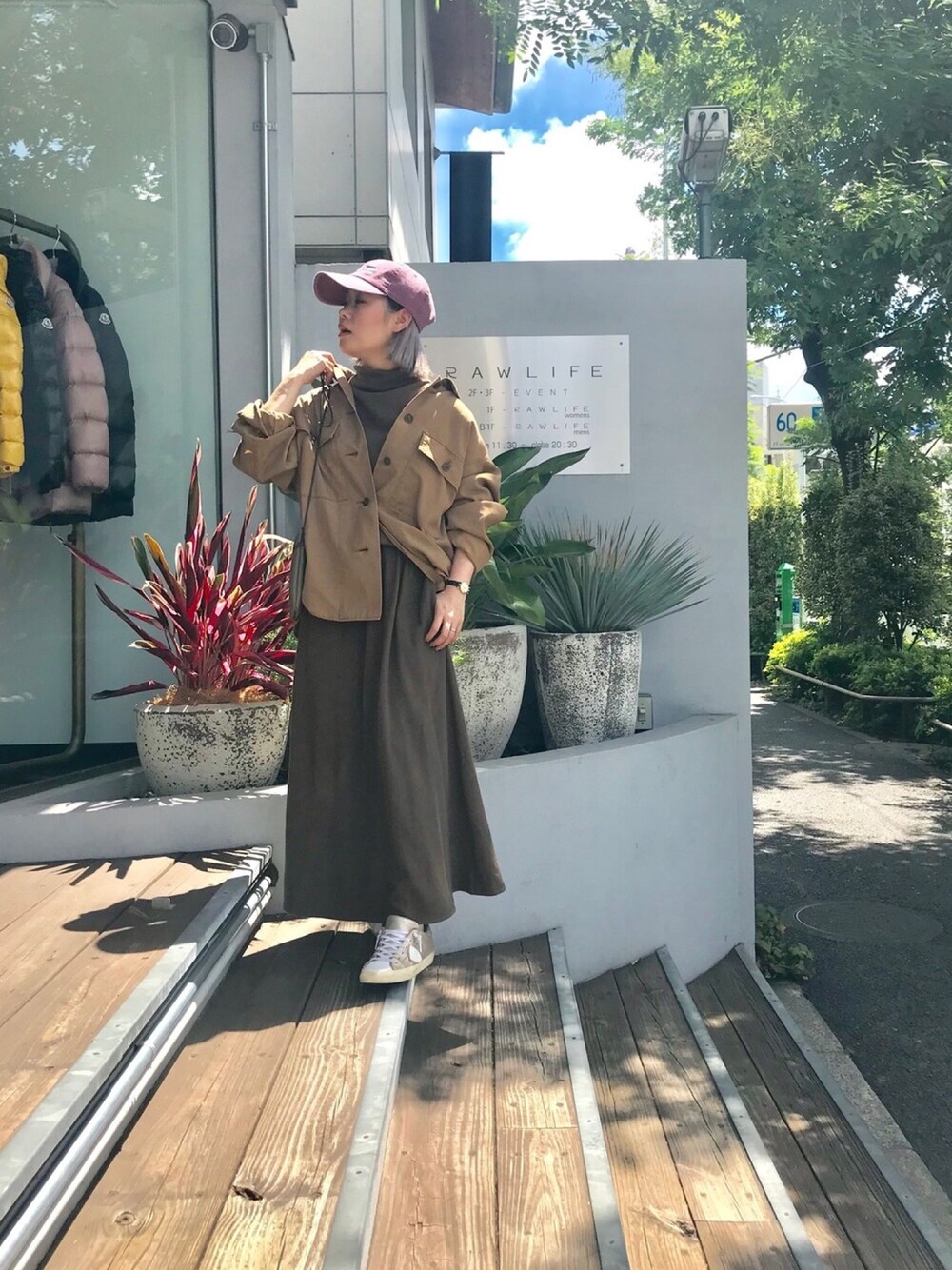 「カジュアル、シンプル、秋カラー、秋コーデ、スニーカーコーデ、RAWLIFE、低身長、Munich、Philippe model、archi」｜「Munichの『HERS 9月号掲載商品』Munich/ミューニック/tencel military cloth shirt outer（シャツ/ブラウス、イエロー系）」を使った、chieさん（レディース・147cm）の夏コーディネートの1枚目の写真