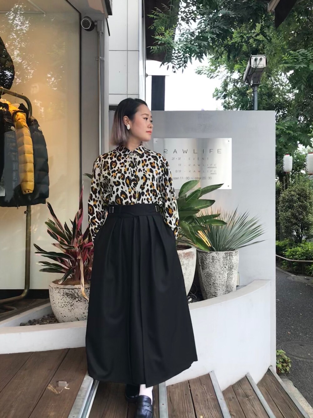 「秋のコーデ、グルカスカート、レオパード、低身長、オトナカジュアル、スカート、RAWLIFE、メタリック、ローファー、ootd」｜「SUZiE WiNKLEのアイテム（トップス、ホワイト系）」を使った、chieさん（レディース・147cm）の夏コーディネートの1枚目の写真