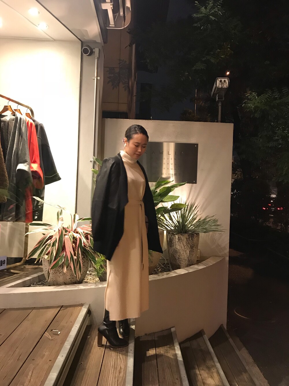 「秋冬コーデ、オトナカジュアル、低身長コーデ、ootd、ワンピース、white、black、冬コーデ、rawtus、archi」｜「RawtusのRawtus/ロゥタス/front drape cardigan（ノーカラージャケット、ブラック系）」を使った、chieさん（レディース・147cm）の冬コーディネートの1枚目の写真