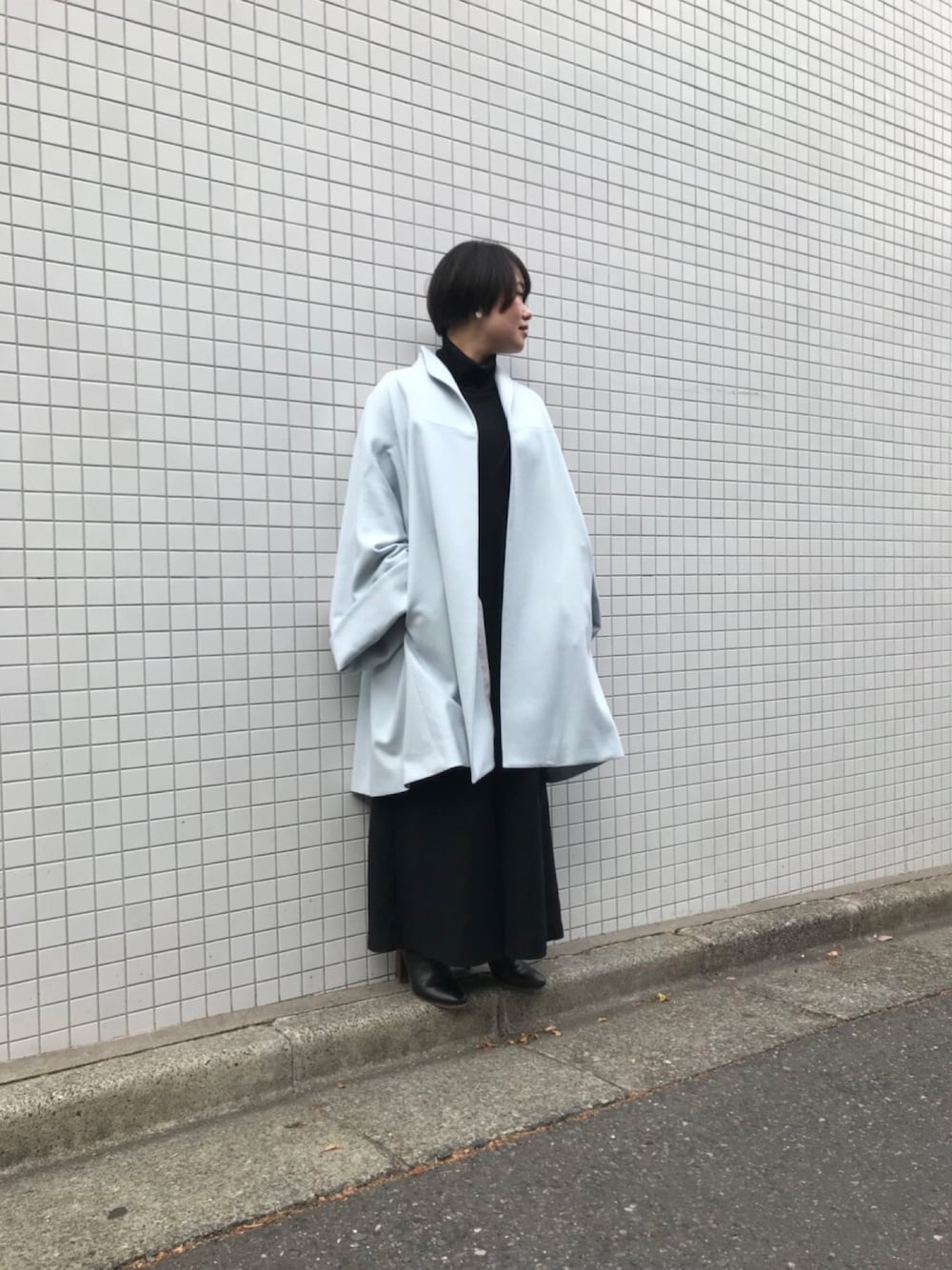 「きれいめカジュアル、outfit、ビッグシルエット、コート、blue、ワイドパンツ、タートルネック、mima、低身長、RAWLIFE」｜「RAWLIFEのRAWLIFE/ロウライフ/ネストレス ロング タンクトップ（タンクトップ、ブラック系）」を使った、chieさん（レディース・147cm）の冬コーディネートの1枚目の写真