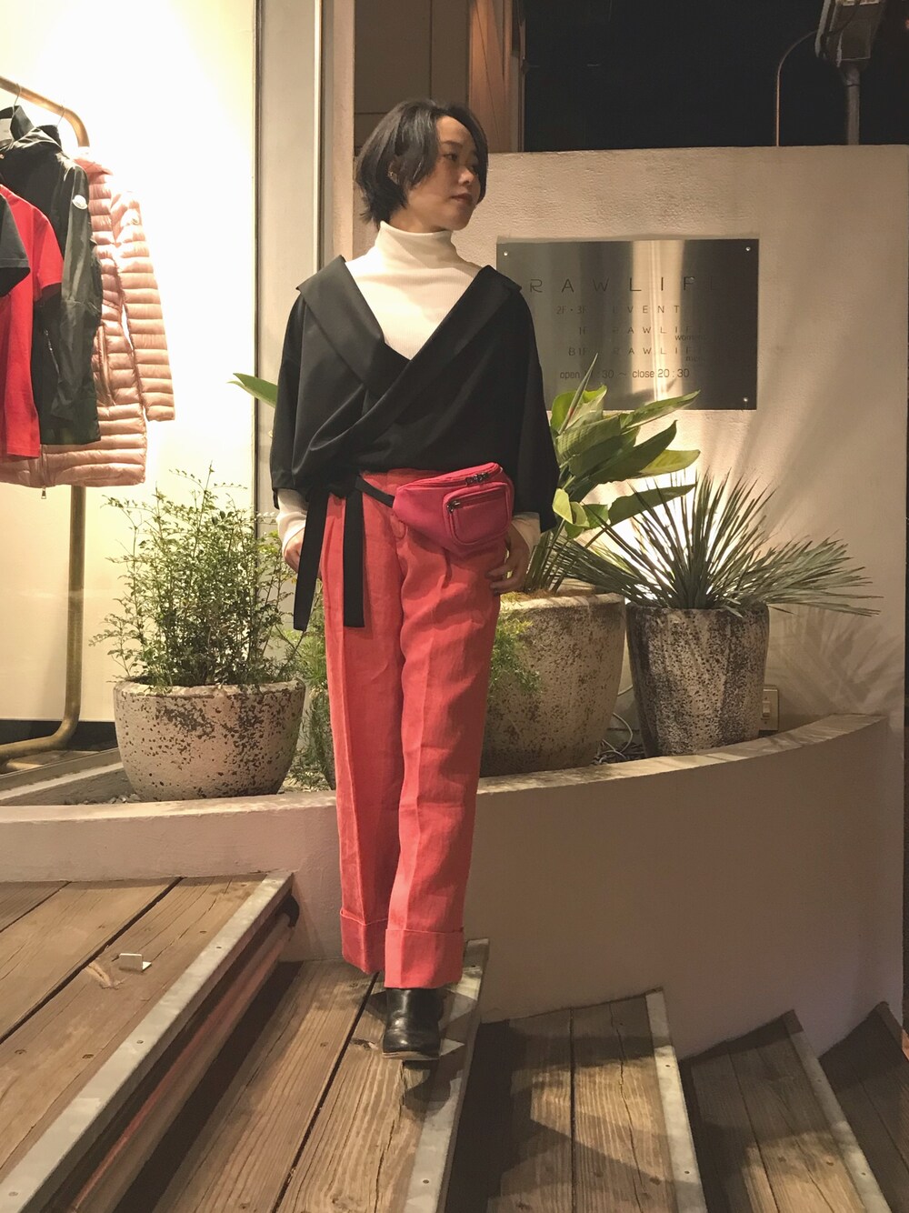 ホワイト系のTシャツ/カットソー、ピンク系のボディバッグ/ウエストポーチを着用したレディースの冬コーディネートの1枚目の写真