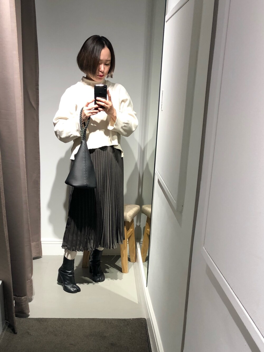 ブラック系のハンドバッグを着用したレディースの春コーディネートの1枚目の写真