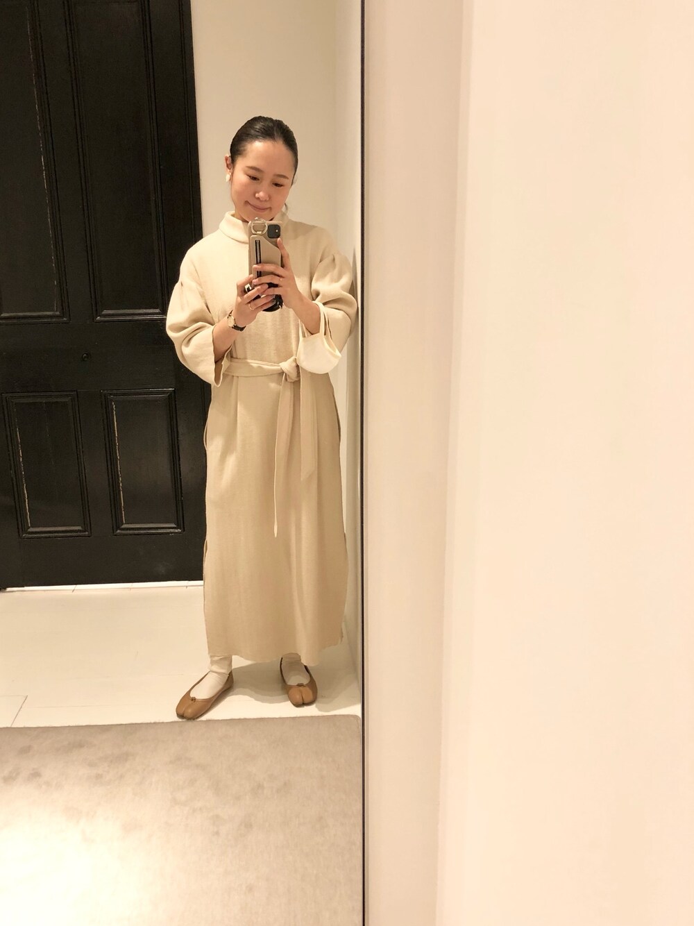 「オトナカジュアル、冬、きれいめカジュアル、ajew、ROYAL FLASH、Maison Margiela、ベージュコーデ、white、低身長、ワンピース」｜「ajewのajew / エジュー/ 【ひも付き】iPhone 11Pro（X Xs共通対応サイズ）（スマホケース/カバー、ベージュ系）」を使った、chieさん（レディース・147cm）の冬コーディネートの1枚目の写真