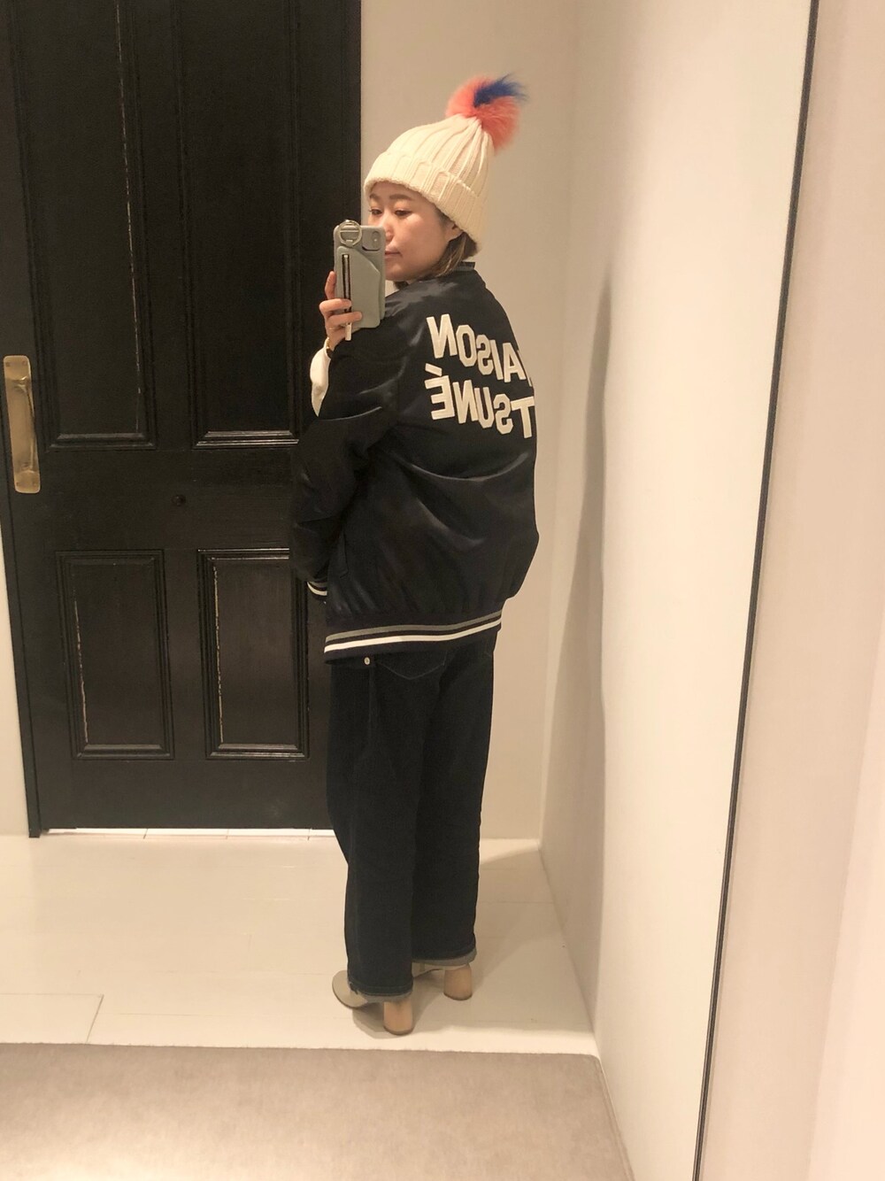 「大人カジュアル、スタジャン、maisonkitsune、デニム、ajew、ROYAL FLASH、低身長、ニット帽、スマホケース、ootd」｜「Maison KitsuneのSATIN TEDDY（ブルゾン、ブルー系）」を使った、chieさん（レディース・147cm）の冬コーディネートの1枚目の写真