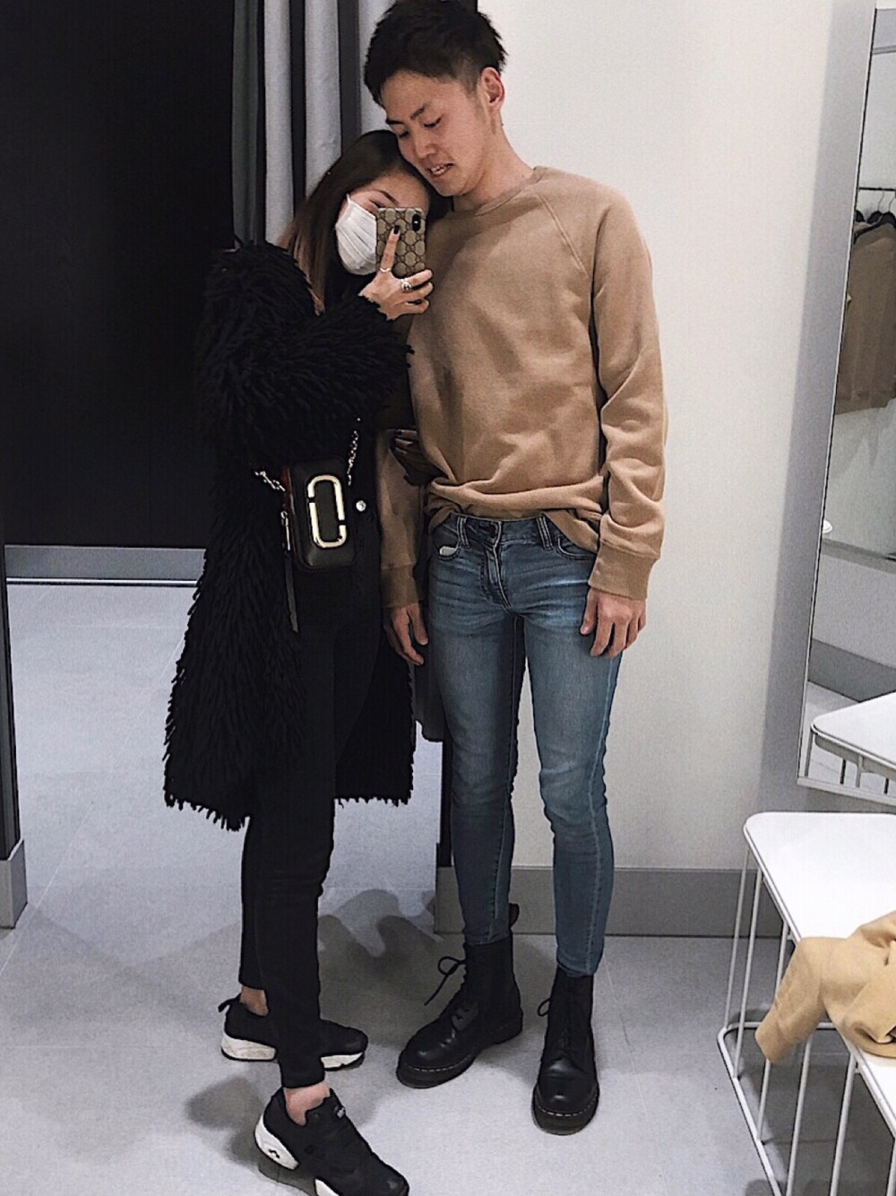 「ootd、outfit、平成最後、パンツスタイル、モノトーン、デニム、Dr.Martens、カップル、couple、カップルコーデ」｜「H&Mのアイテム（パーカー、ブラウン系）」を使った、ayaneさん（レディース・160cm）の春コーディネートの1枚目の写真