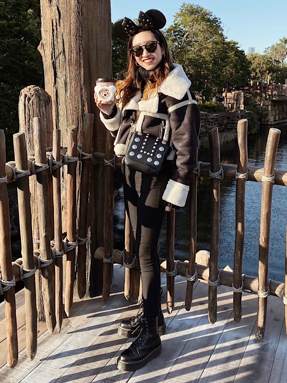 「冬コーデ、ディズニー、ディズニーコーデ、ブラック、スキニーデニム、ボア、ootd、ニット、ディズニーシー、パンツスタイル」｜「MOUSSYのSTUDS COWBOY BAG（ショルダーバッグ、ブラック系）」を使った、ayaneさん（レディース・160cm）の冬コーディネートの1枚目の写真