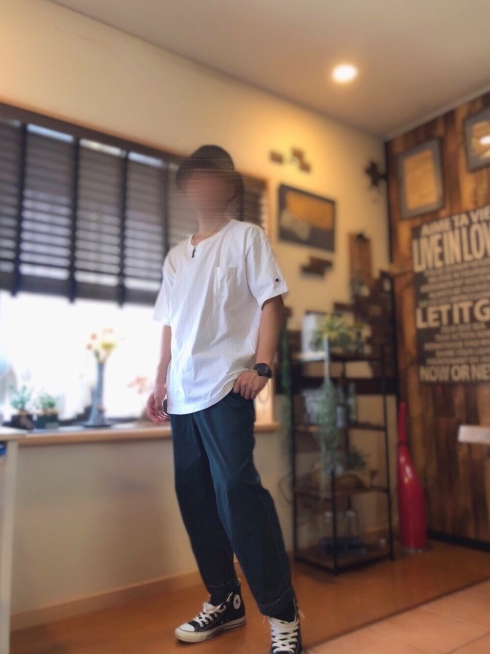 ホワイト系のTシャツ/カットソー、グリーン系のその他パンツ、ブラック系のスニーカーを着用したメンズの夏コーディネートの1枚目の写真