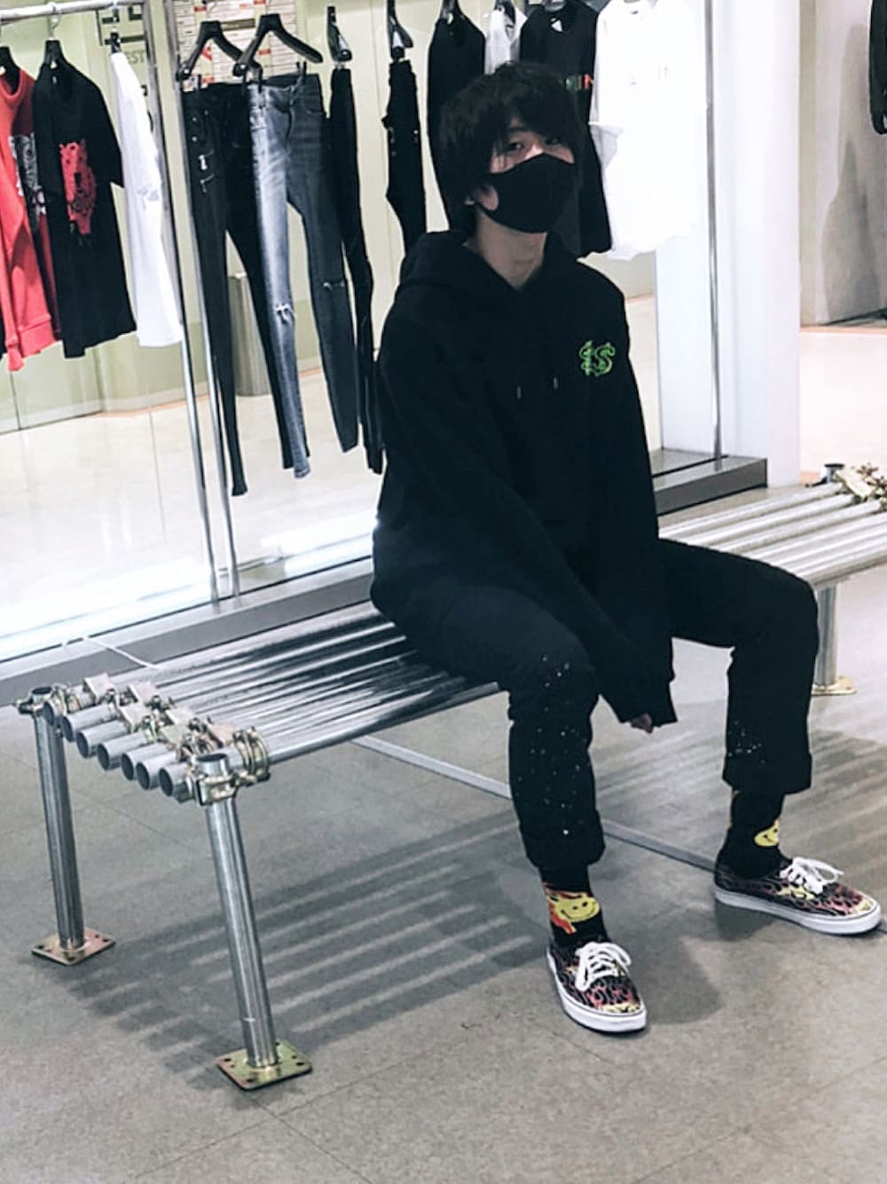 「お洒落さんとつながりたい、ゆるコーデ、今日のコーデ、大学生、パーカー、VANS、インポート」｜「sssworldcorpのアイテム（パーカー、ブラック系）」を使った、バッコリ先生さん（メンズ・183cm）の春コーディネートの1枚目の写真