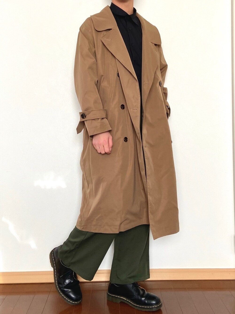 「春コーデ、トレンチコート、モカ、kutir、GU、ワイドパンツ、グリーン、Dr.Martens」｜「kutirのオーバートレンチコート（トレンチコート、ブラウン系）」を使った、ryuyaさん（メンズ・179cm）の春コーディネートの1枚目の写真