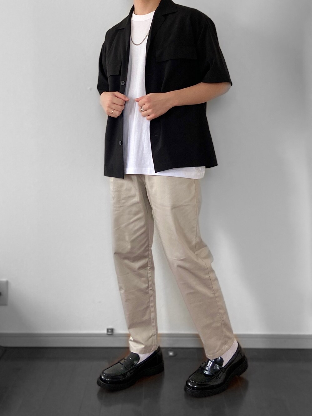 「シンプルコーデ、夏コーデ、GU、シェフパンツ、ローファー、ZARA、大学生、プチプラ」｜「GUのシェフパンツ+E（パンツ、ベージュ系）」を使った、ryuyaさん（メンズ・179cm）の夏コーディネートの1枚目の写真