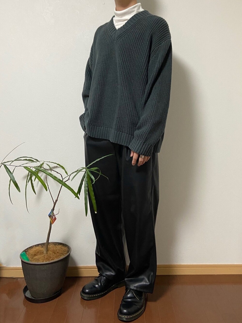 「秋冬コーデ、おしゃれさんと繋がりたい、プチプラコーデ、ニット帽、レザーパンツ、ニット、革靴、観葉植物、GU」｜「GUのアイテム（Tシャツ/カットソー、ホワイト系）」を使った、ryuyaさん（メンズ・179cm）の秋コーディネートの1枚目の写真
