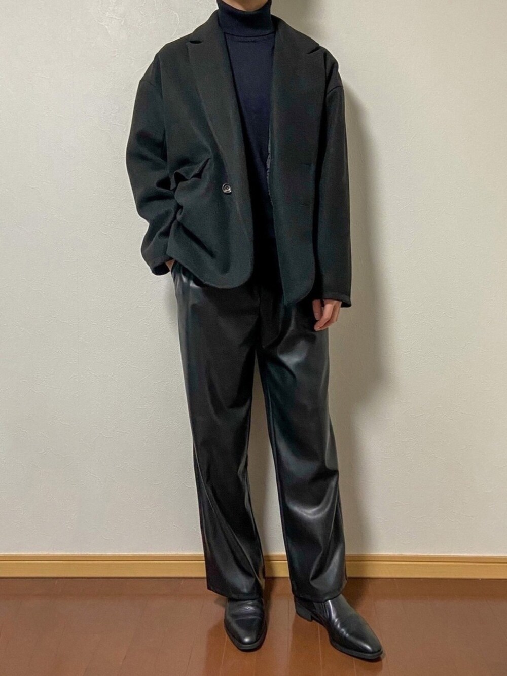 「レザーLOVEスナップ、今日のコーデ、おしゃれさんと繋がりたい、シンプル、黒、レザーパンツ、プチプラコーデ、モノトーン」｜「GUのアイテム（スラックス、ブラック系）」を使った、ryuyaさん（メンズ・179cm）の秋コーディネートの1枚目の写真