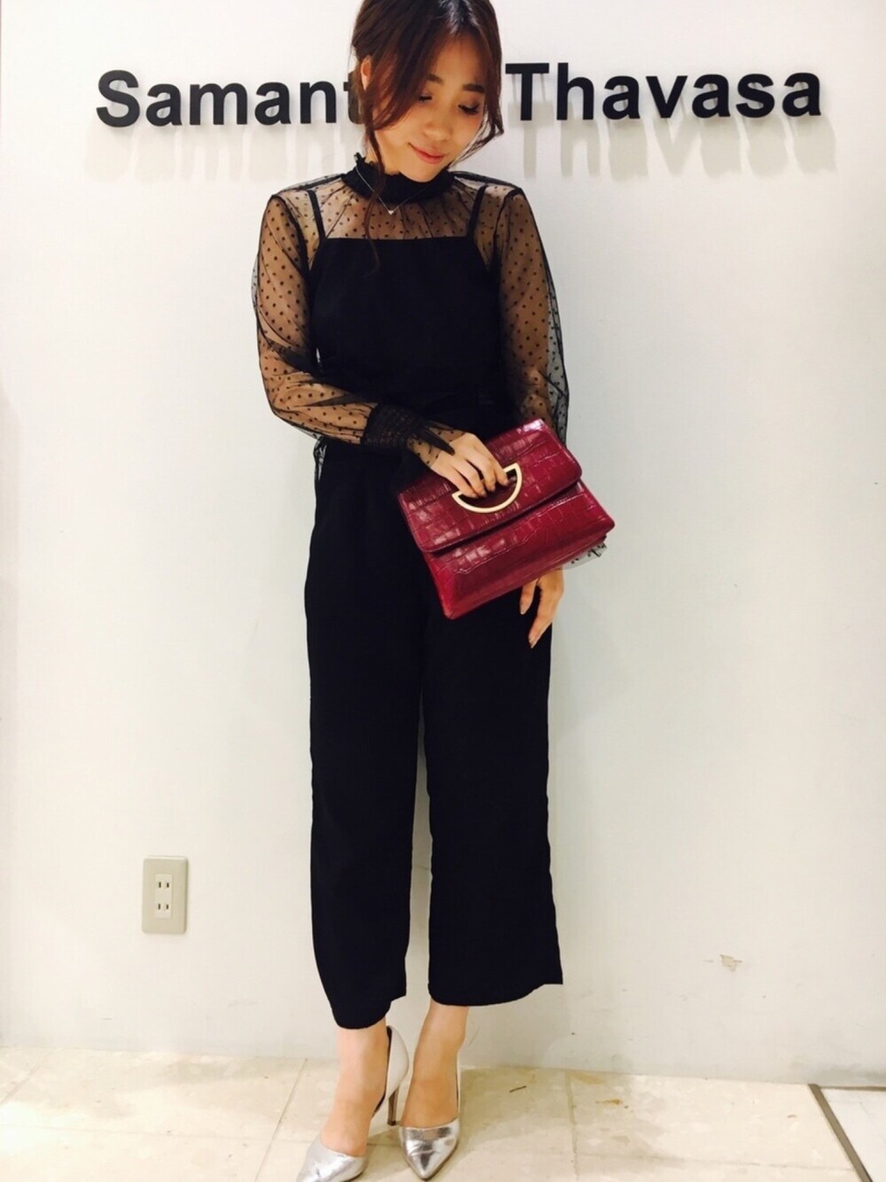 「シンプルコーデ、プチプラコーデ、STG、オールブラック」｜「Samantha ThavasaのVioletD チェーン付きクラッチバッグ　クロコ型押し【３年保証対象】（クラッチバッグ、レッド系）」を使った、masumiさん（レディース・154cm）の秋コーディネートの1枚目の写真