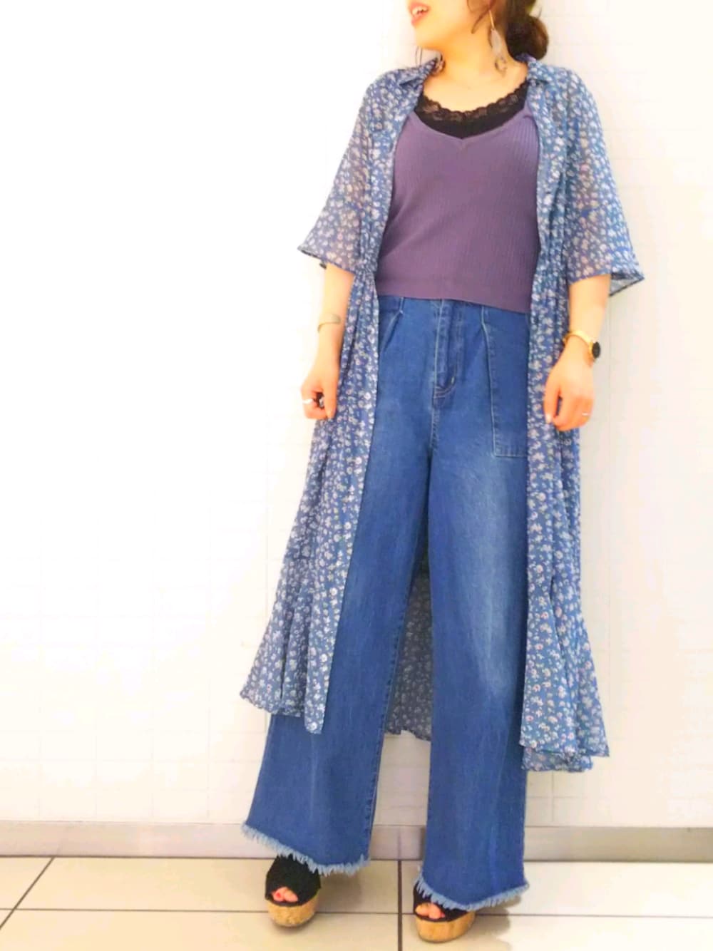 「オリーブ デ オリーブ(OLIVE des OLIVE)、花柄ワンピース、花柄ｶﾞｳﾝ、ニットキャミソール、ニットビスチェ、デニム、デニムコーデ、サンダル、カジュアルコーデ、パンツスタイル」｜「OLIVE des OLIVEのフレアシャツワンピース（シャツワンピース、グリーン系）」を使った、ol_izmm_さん（レディース・152cm）の夏コーディネートの1枚目の写真