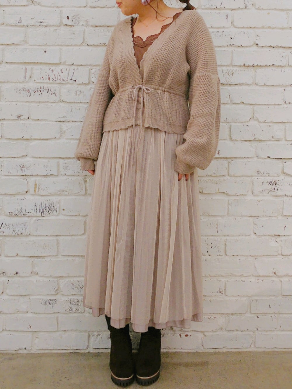 「OLIVE des OLIVE、秋、秋コーデ、チュールスカート、カーディガン、大人カジュアル、ブーツ、ベージュ、ワントーンコーデ、低身長」｜「OLIVE des OLIVEのワッフルリボンギュッとカーディガン（カーディガン/ボレロ、ブラウン系）」を使った、ol_izmm_さん（レディース・152cm）の秋コーディネートの1枚目の写真