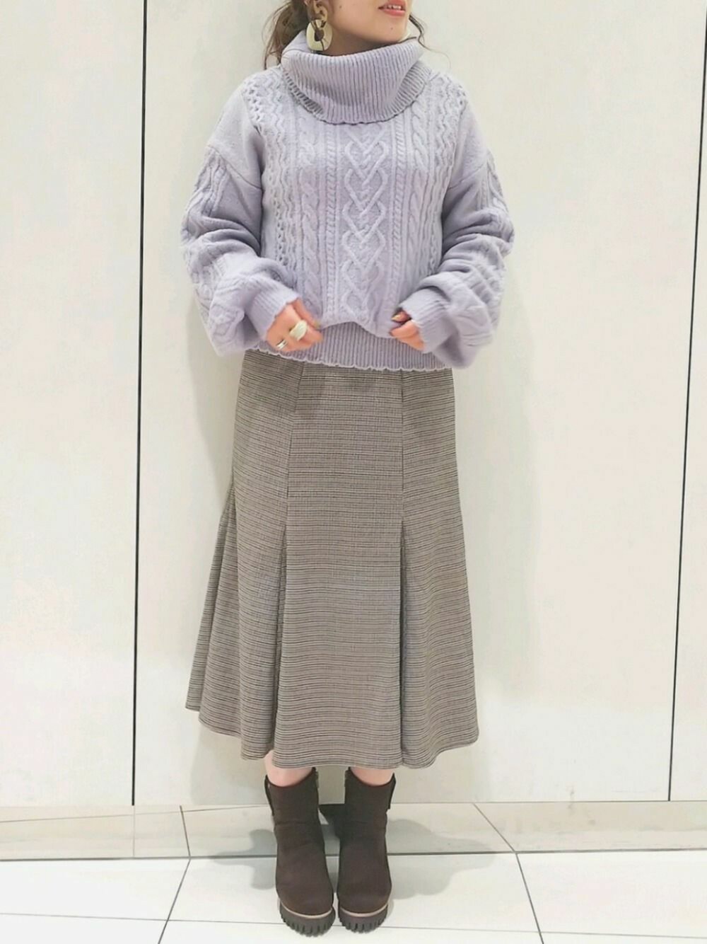 「OLIVE des OLIVE、秋冬コーデ、オフタートル、ニット、ケーブルニット、ロングスカート、マーメイドスカート、シンプル、低身長、スタッフセンバツ」｜「OLIVE des OLIVEのふわもこ オフタートルニット（ニット/セーター、ブルー系）」を使った、ol_izmm_さん（レディース・152cm）の秋コーディネートの1枚目の写真