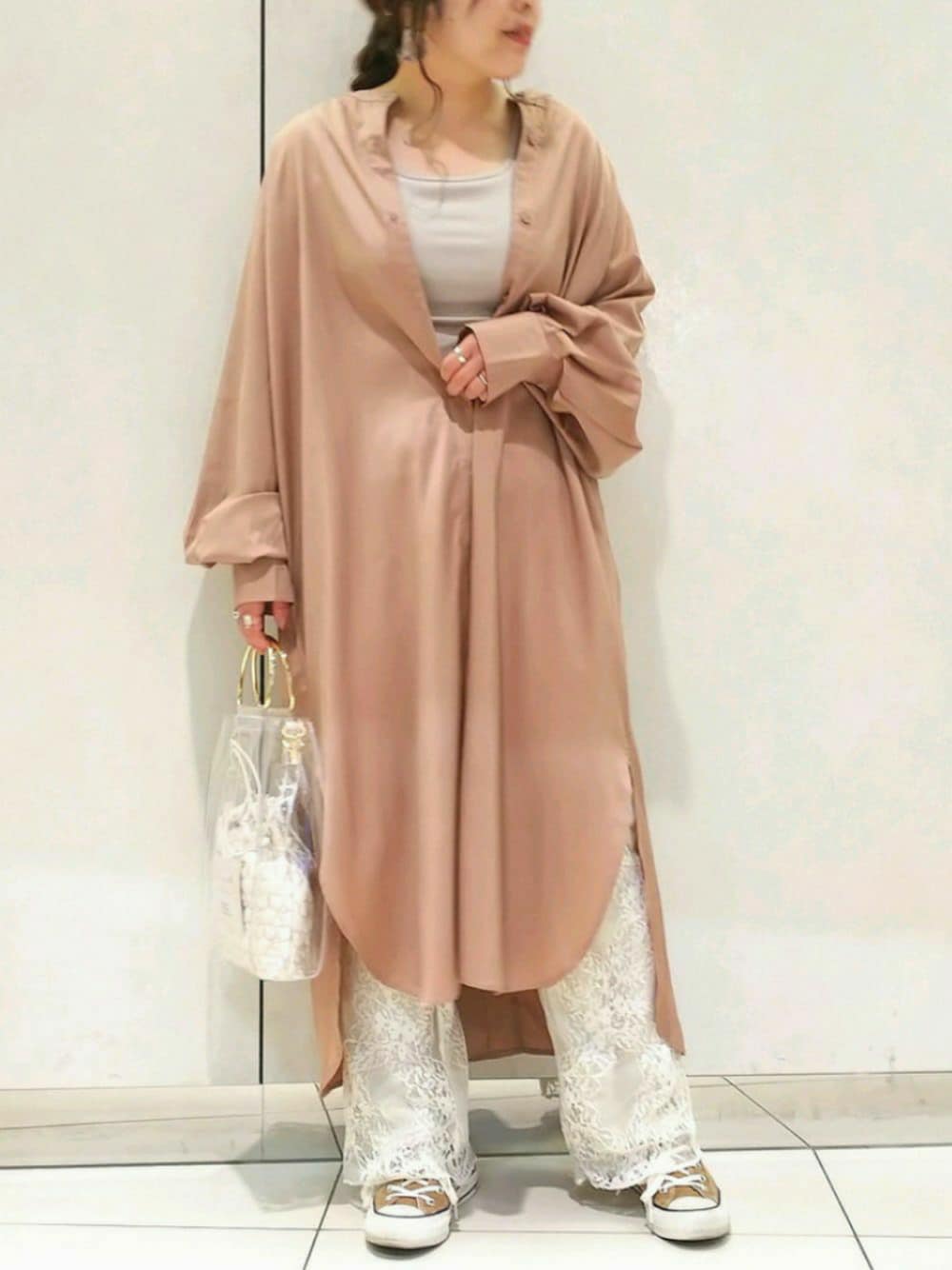 「OLIVE des OLIVE、秋コーデ、秋服準備はじめました、シャツワンピ、レースパンツ、コンバース、スニーカー、オトナカジュアル、秋色、低身長」｜「OLIVE des OLIVEの【ZOZO限定】バックリボンロングシャツワンピース（シャツワンピース、ブラウン系）」を使った、ol_izmm_さん（レディース・152cm）の秋コーディネートの1枚目の写真