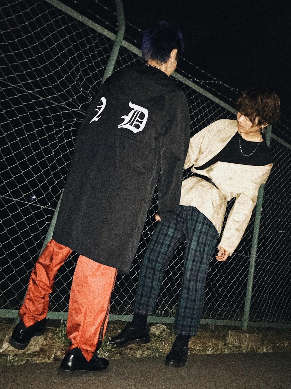 「used、古着、古着MIX、Levi's、Dr.Martens、秋服、ベージュ、トレンチコート、チェック、friends」｜「usedのアイテム（Tシャツ/カットソー、ブラック系）」を使った、Natsuki.Iさん（メンズ・172cm）の秋コーディネートの1枚目の写真