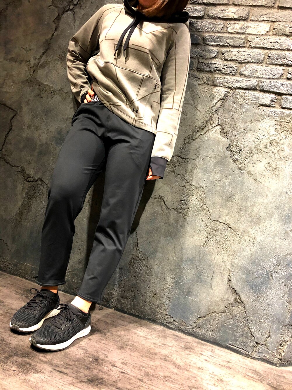「ランニングシューズ、カジュアルコーデ、トレーニング、アンダーアーマー、under armour、underarmour、アスレジャー、ランナーズハウス中野」｜「UNDER ARMOURのレディース トレーニングパーカー / スペイサーバーンアウトフーディー（スウェット、グレー系）」を使った、megumiさん（レディース・156cm）の春コーディネートの1枚目の写真