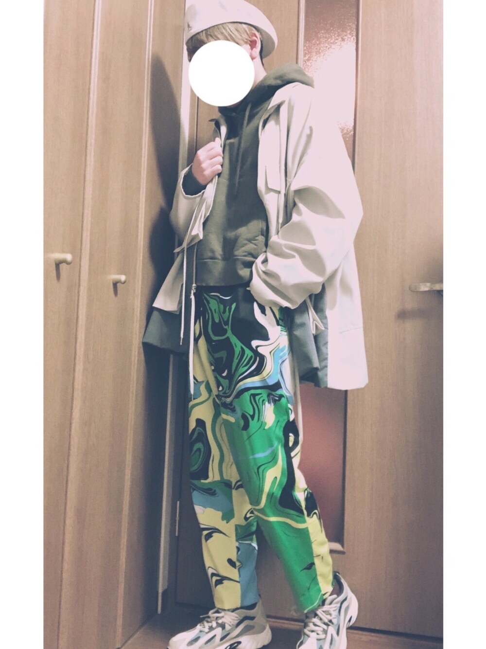 グリーン系のパーカー、グレー系のブルゾン、イエロー系のその他パンツを着用したメンズの春コーディネートの1枚目の写真