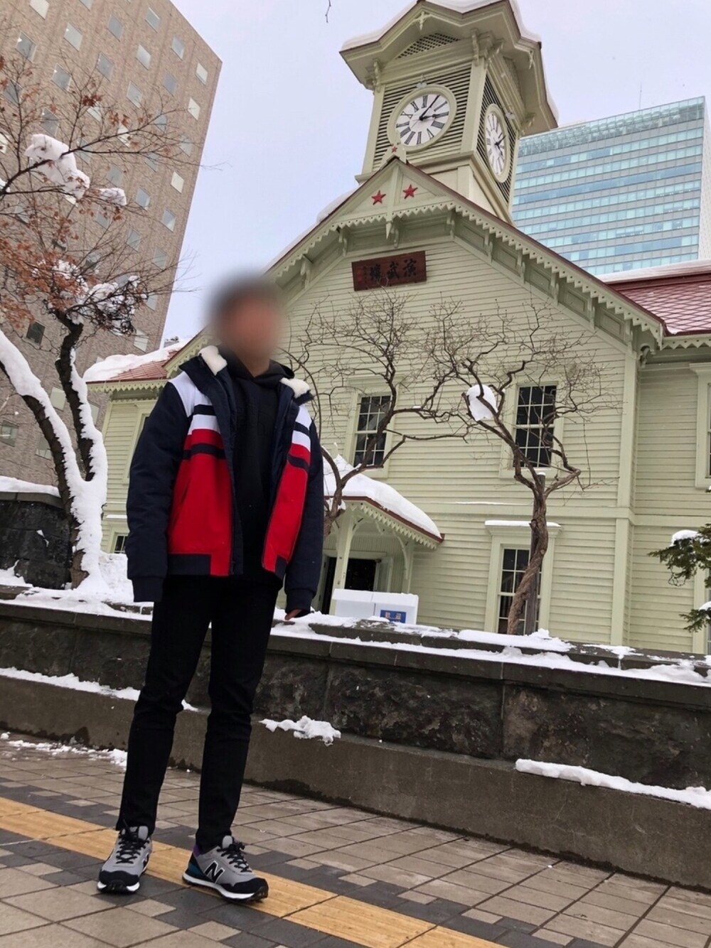 「北海道旅行、冬コーデ、TOMMY HILFIGER、THE NORTH FACE、ユニクロ、ニューバランス」｜「TOMMY HILFIGERのアウトレットにて購入（ジャケット/アウター、レッド系）」を使った、けーちゃんさん（メンズ・173cm）の冬コーディネートの1枚目の写真