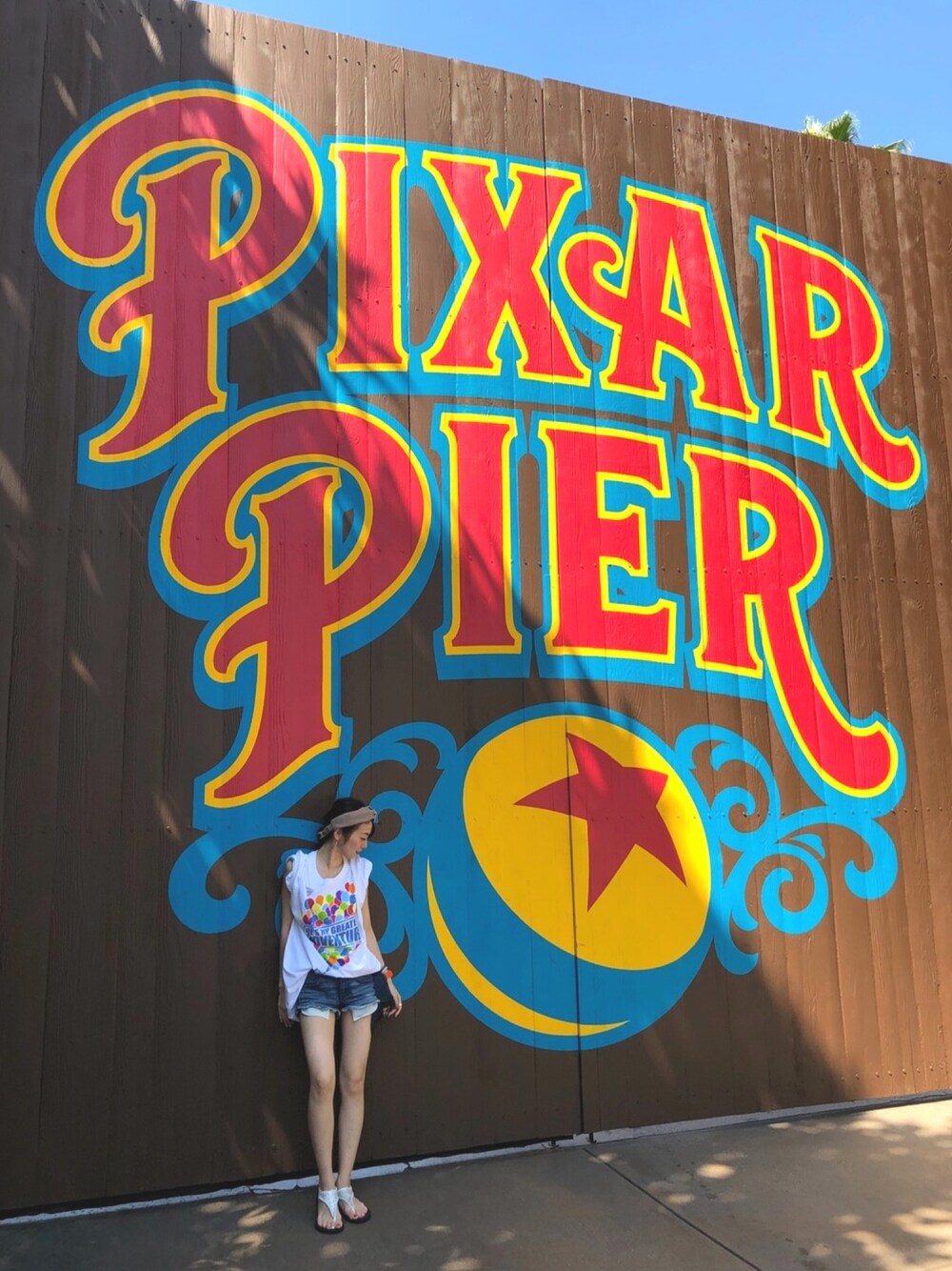 「ディズニーコーデ、わかづくり、ショーパン、カジュアルコーデ、休日スタイル、デニムパンツ、Tシャツ、ラフ、ビッグT、メンズＴシャツ」｜「Disneyのアイテム（Tシャツ/カットソー、ホワイト系）」を使った、ふじゆうさん（レディース・152cm）の夏コーディネートの1枚目の写真