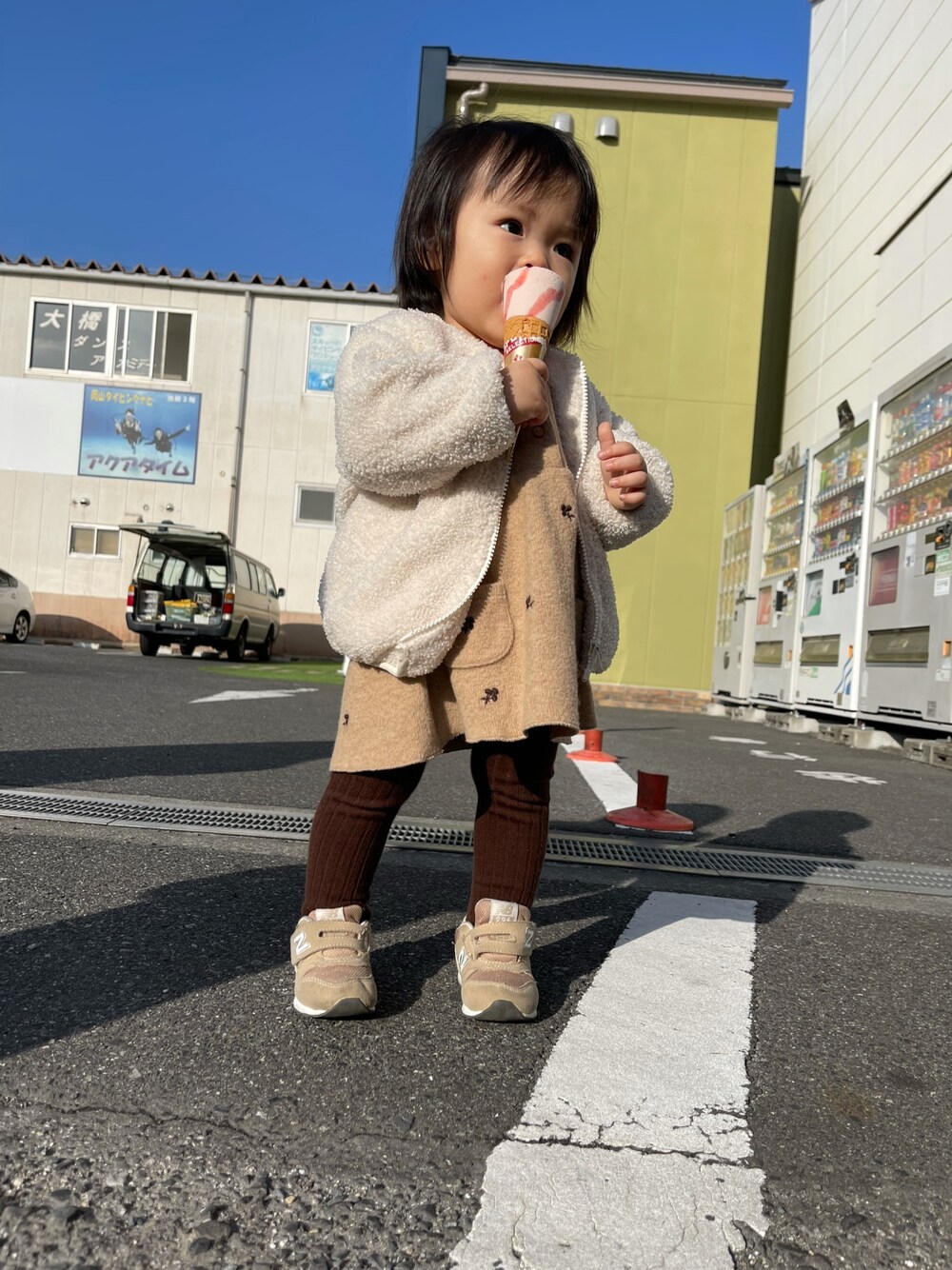 「キッズコーデ、女の子、ザラ、アイスクリーム、1歳」｜「ZARAのアイテム（ジャンパースカート、ブラウン系）」を使った、renitanさん（キッズ・80cm）の冬コーディネートの1枚目の写真