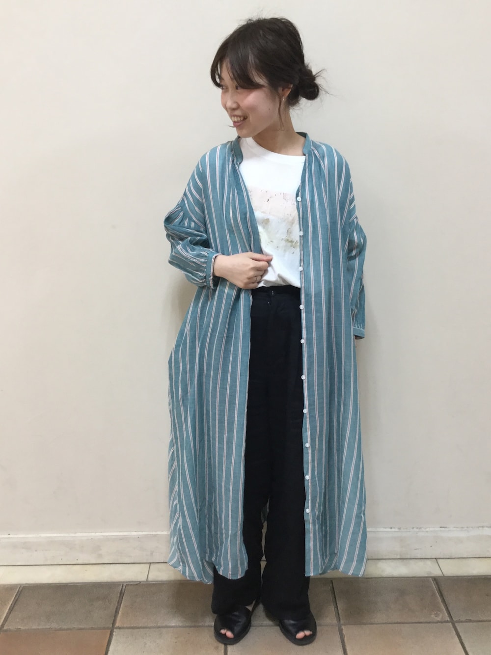 ブルー系のワンピース/ドレス、ブラック系のその他パンツ、ホワイト系のTシャツ/カットソーを着用したレディースの夏コーディネートの1枚目の写真