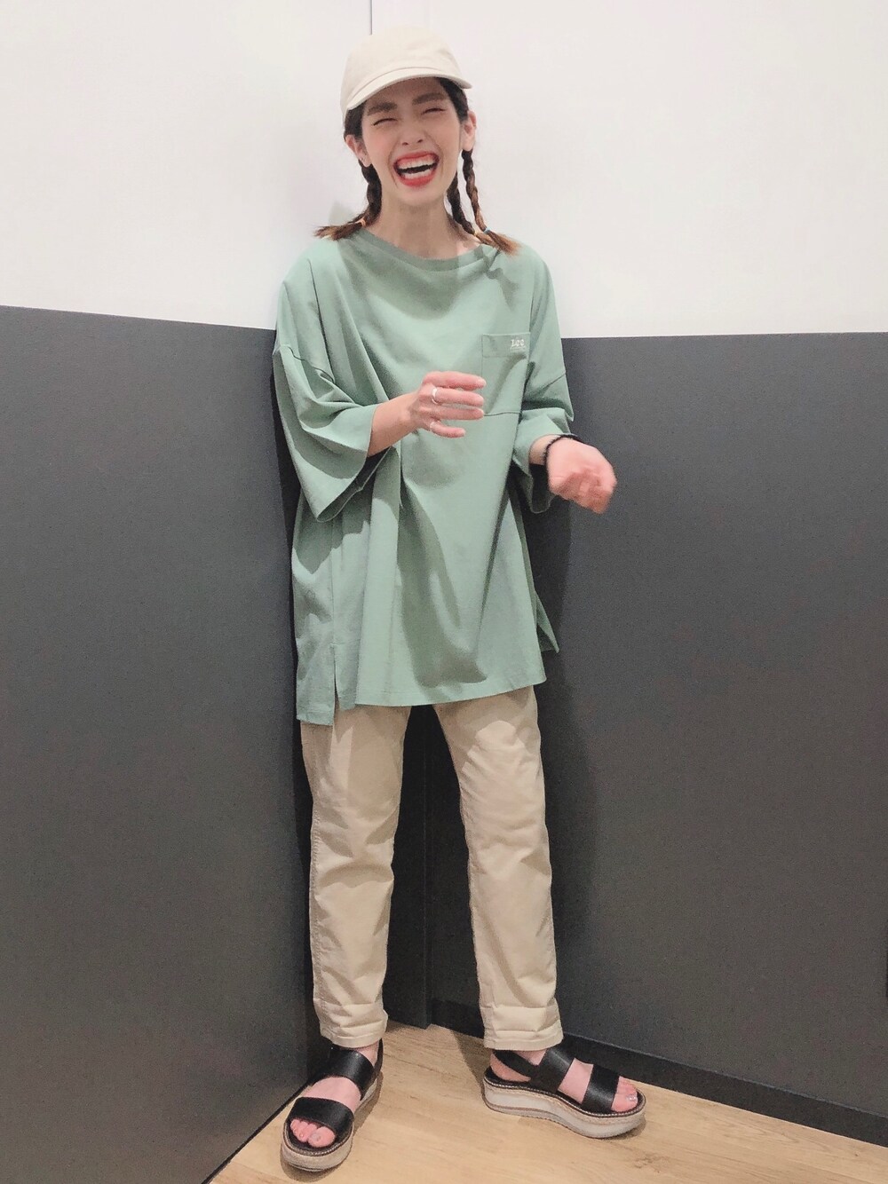 グリーン系のTシャツ/カットソー、ベージュ系のその他パンツ、ベージュ系のキャップを着用したレディースの夏コーディネートの1枚目の写真