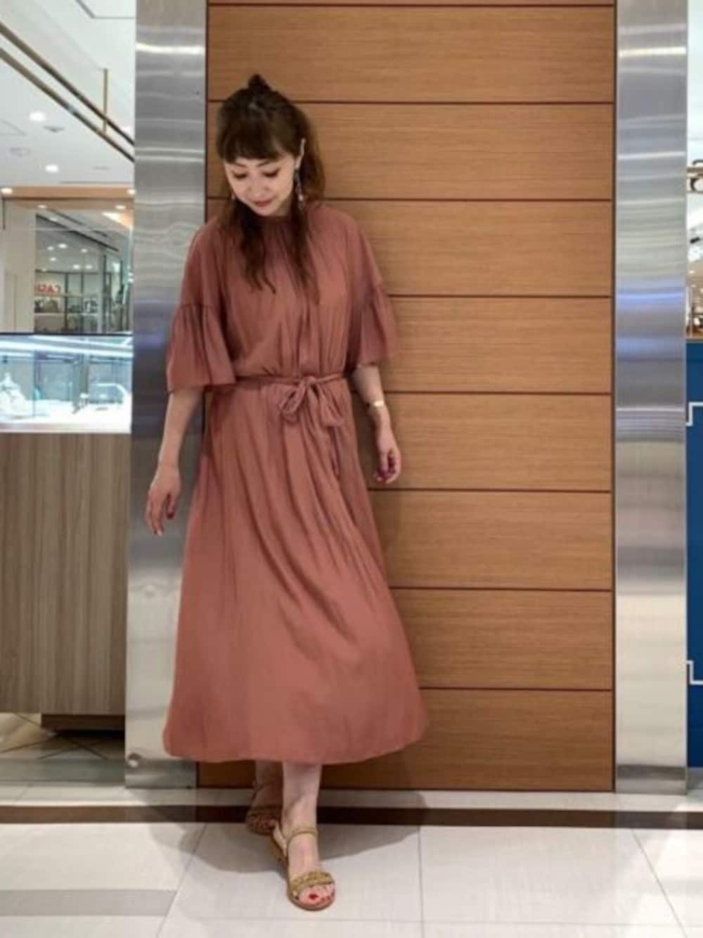 「ワンピース、通勤コーデ、ランチコーデ、女子会コーデ、アンレクレ」｜「en recreの【chouette】フレアスリーブワンピ－ス（ワンピース、ピンク系）」を使った、アン レクレ/en recreさん（レディース・160cm）の秋コーディネートの1枚目の写真