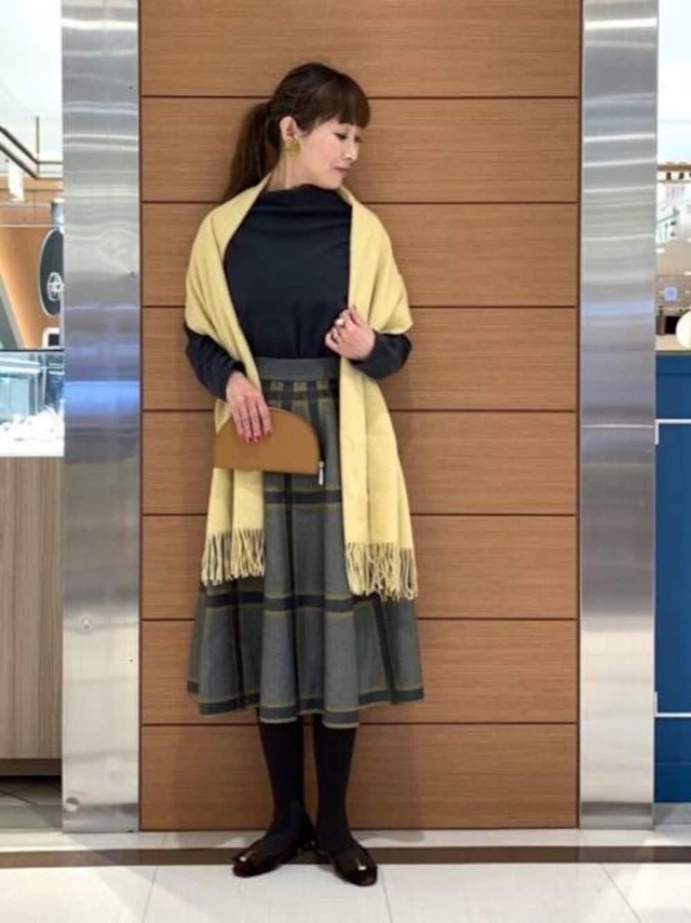 「スカート、女子会コーデ、アンレクレ、スタッフイチ押しスタイル」｜「en recreの【セットアップ対応商品】長袖カットソー（Tシャツ/カットソー、グレー系）」を使った、アン レクレ/en recreさん（レディース・160cm）の秋コーディネートの1枚目の写真