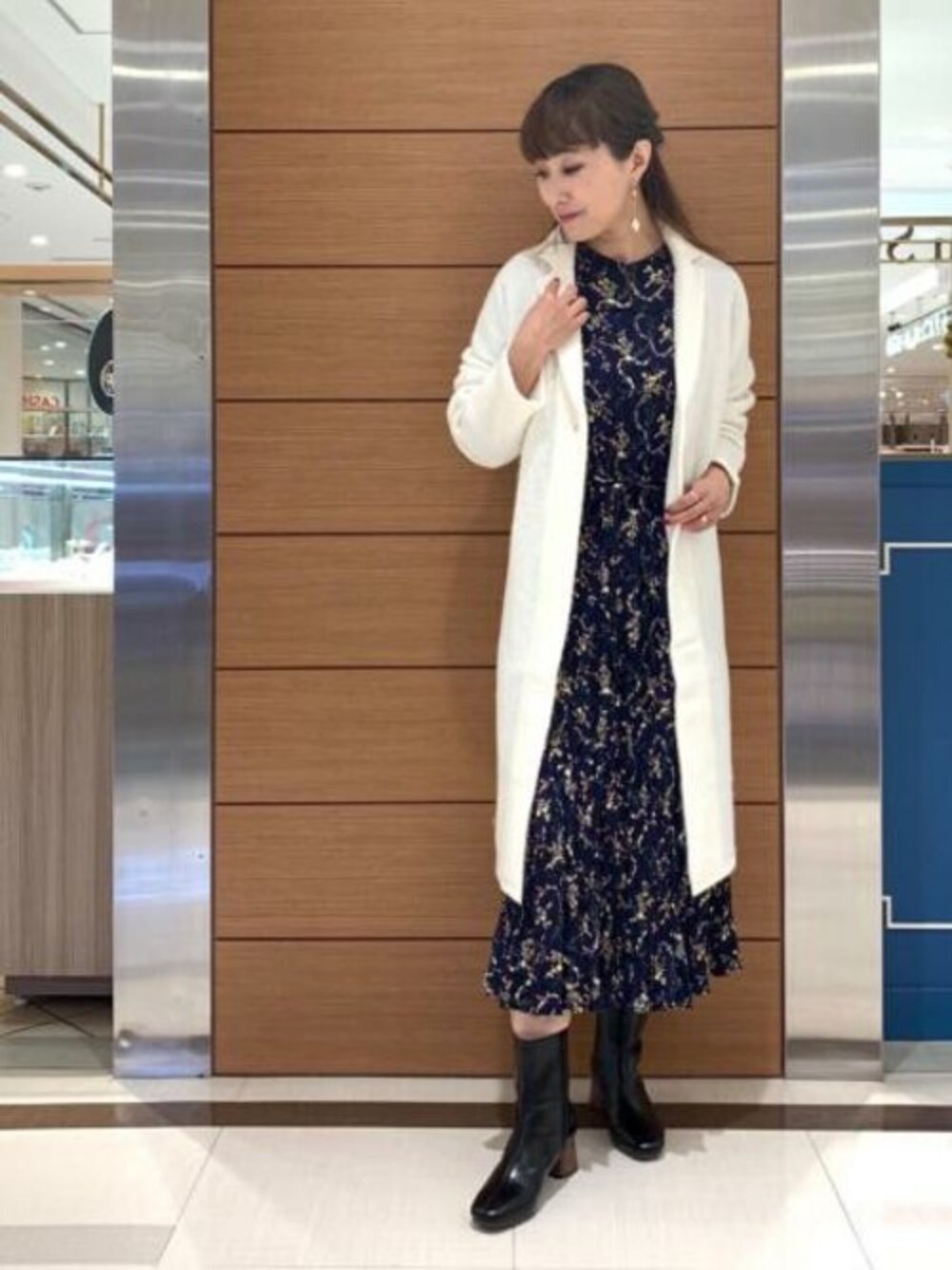 「コート、ワンピース、花柄、アンレクレ」｜「en recreのワンボタンロングコート（チェスターコート、ホワイト系）」を使った、アン レクレ/en recreさん（レディース・160cm）の秋コーディネートの1枚目の写真