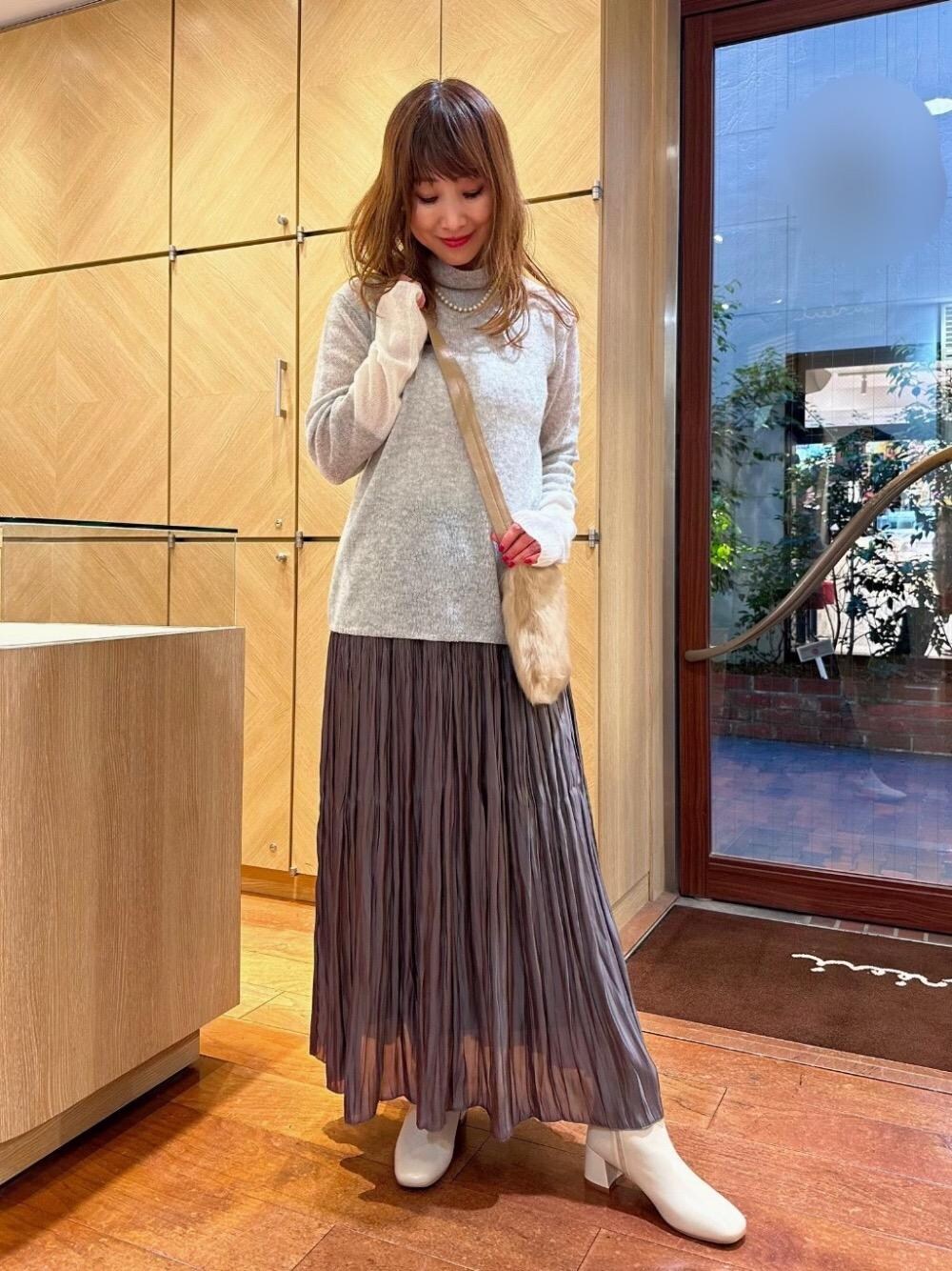 「ウエストゴム、女子会コーデ、スタッフ一押しスタイル、アン レクレ、らんちこーで、スカート 、お出かけコーデ 、ブーツ　、にっと、2023秋冬」｜「ADAWASの【ADAWAS】サムホールタートルネックニット（ニット/セーター、グレー系）」を使った、アン レクレ/en recreさん（レディース・160cm）の秋コーディネートの1枚目の写真