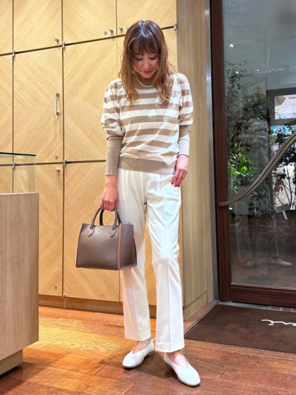「ウエストゴム、カジュアルコーデ、女子会コーデ、アン レクレ、ぱんつ、らんちこーで、ぼーだー、ばっぐ、にっと、2023秋冬」｜「en recreの【Mrose】ショルダーストラップが付きハンドバッグ（ハンドバッグ、グレー系）」を使った、アン レクレ/en recreさん（レディース・160cm）の秋コーディネートの1枚目の写真