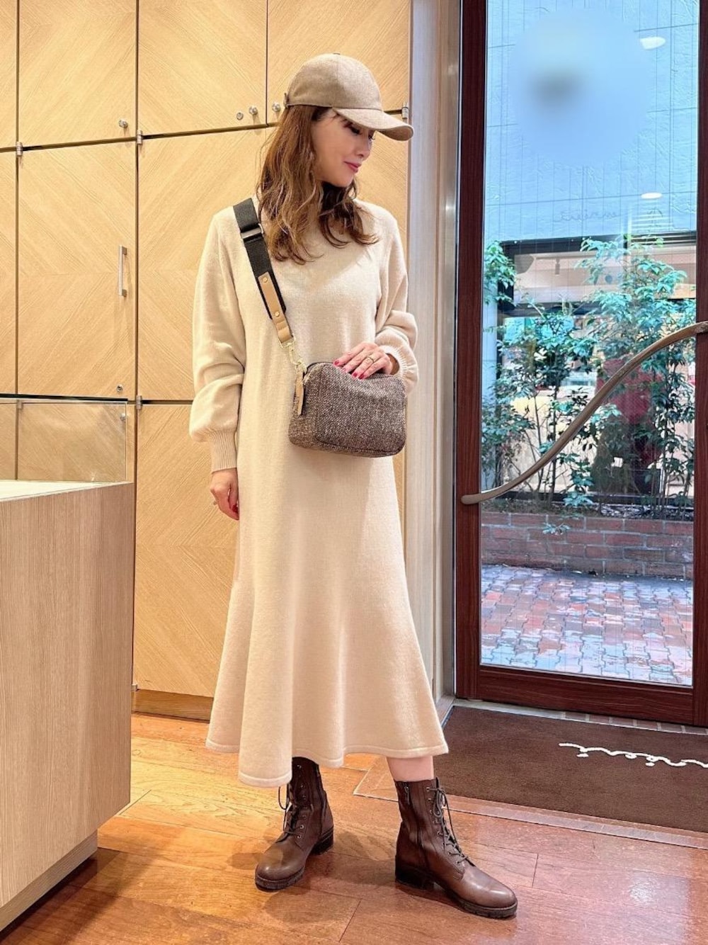 「カジュアルコーデ、アン レクレ、トラベルコーデ、らんちこーで、ワンピース 、にっと、2023秋冬」｜「en recreの【INNUE BASIC】ショルダーバッグ（ショルダーバッグ、ベージュ系）」を使った、アン レクレ/en recreさん（レディース・160cm）の秋コーディネートの1枚目の写真