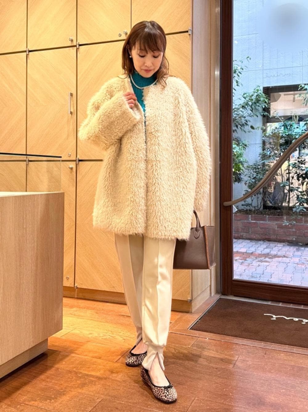 「ウエストゴム、ディナーコーデ、女子会コーデ、ボアコート、アン レクレ、ぱんつ、らんちこーで、こーと、2023秋冬」｜「en recreの【TORRAZZO DONNA】リバーシブルムートン風コート（その他アウター、ホワイト系）」を使った、アン レクレ/en recreさん（レディース・160cm）の秋コーディネートの1枚目の写真