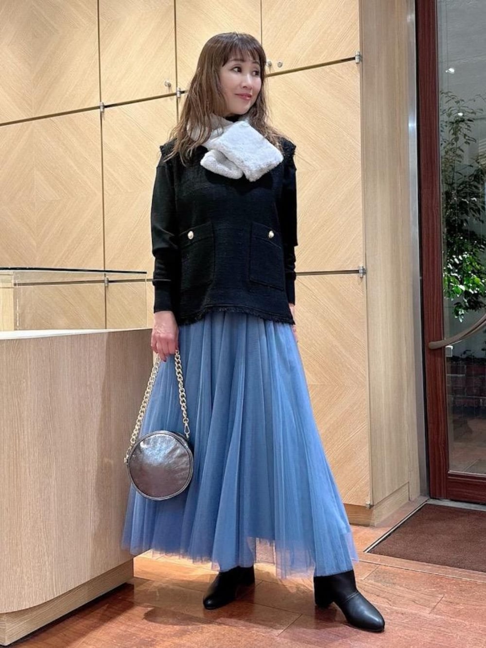 「通勤コーデ、ウエストゴム、マキシ丈、ディナーコーデ、女子会コーデ、フェミニンコーデ、アン レクレ、らんちこーで、ブーツ　、2023秋冬」｜「BEATRICEの【BEATRICE】ツイードVネックベスト（ベスト、ブラック系）」を使った、アン レクレ/en recreさん（レディース・160cm）の冬コーディネートの1枚目の写真
