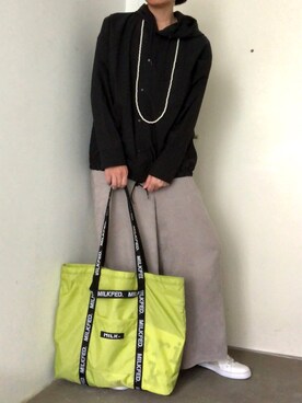 「蛍光カラー」｜「アイテム（オールインワン・サロペット）」を使った、TOMOKOPHOTOさん（レディース・163cm）の秋コーディネート